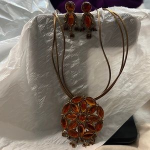 Comes as a set! Earrings and necklace